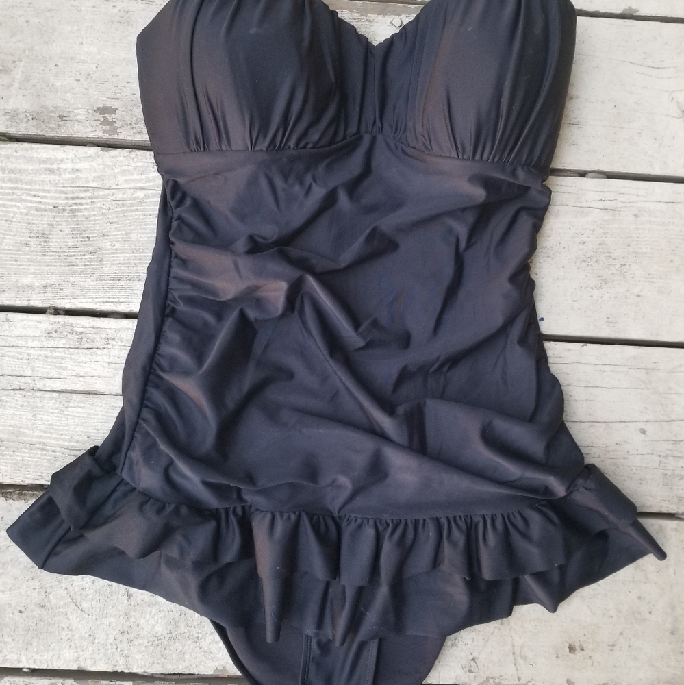 Hot Topic 🔥 Torrid One piece swim suit. XL